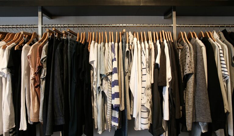 How to Build a Basic Capsule Wardrobe for Everyday Style
